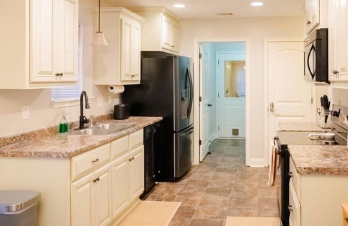 Warner Robins House | Stylish 3BR | Fenced Yard | Pet Friendly