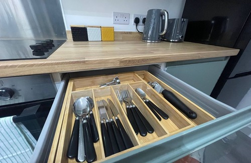 Ashton-under-Lyne House | Stylish 3BR House 18mins to Peak District/Wifi/Free Parking/Netflix/Sky Sports
