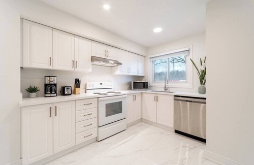Waterloo House | Stylish 3BR Home- 3 mins to Universities-King Bed
