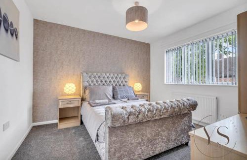 West Bromwich House | Stylish 3BR Home - Beautiful Garden - Parking