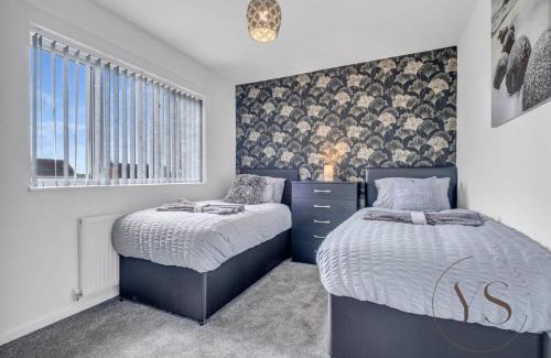 West Bromwich House | Stylish 3BR Home - Beautiful Garden - Parking