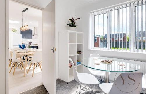 West Bromwich House | Stylish 3BR Home - Beautiful Garden - Parking