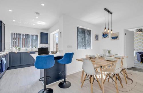 West Bromwich House | Stylish 3BR Home - Beautiful Garden - Parking