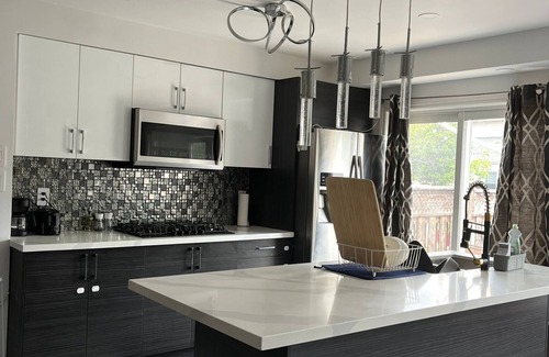 Lisgar House | Stylish 3BR Home | Steps from Lisgar GO | Peaceful Suburb Stay