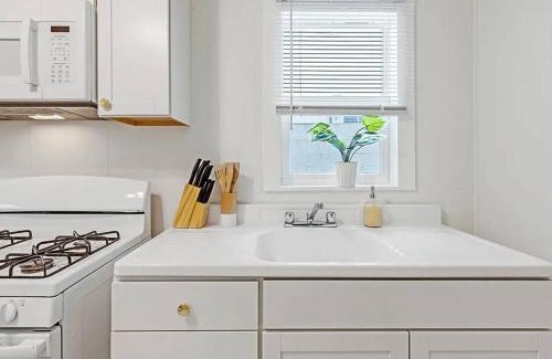 Southside House | Stylish 3BR Home & Hottub Near Beaches & Downtown