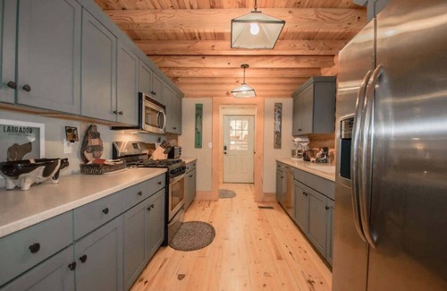 Zirconia House | Stylish 3BR Log Cabin w/Fire Pit | Near Trails