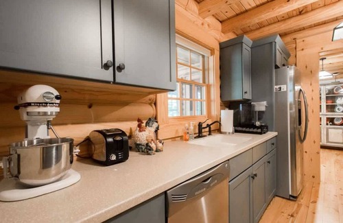 Zirconia House | Stylish 3BR Log Cabin w/Fire Pit | Near Trails