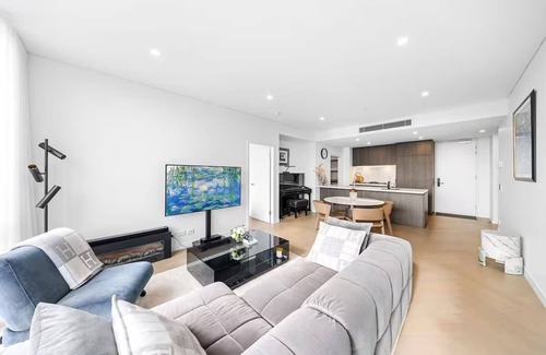 Marsfield Apartment | Stylish 3BR w/City Views & 5mins to Macquarie Uni