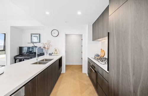 Marsfield Apartment | Stylish 3BR w/City Views & 5mins to Macquarie Uni