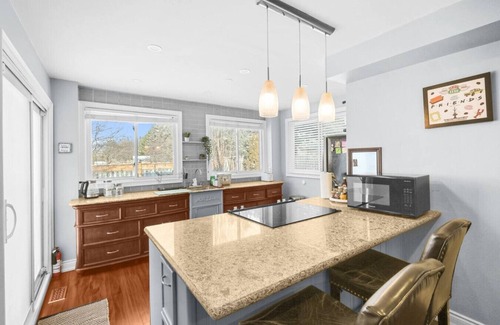 Whitby House | Stylish 3BR Whitby Home in Prime Location
