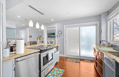 Whitby House | Stylish 3BR Whitby Home in Prime Location