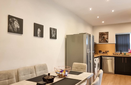 Rusholme House | Stylish 4-Bed Home with On-Street Parking