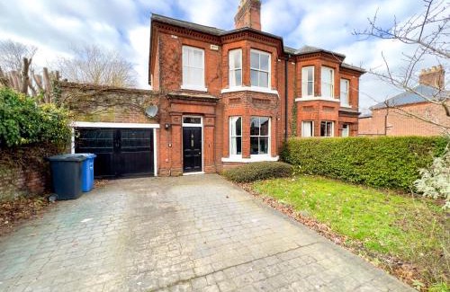 Norwich House | Stylish 4 bed house with parking in central Norwich