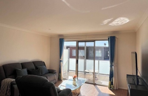 Coombs House | Stylish 4 bedroom 3 bathroom lakeside townhouse