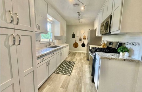 Ridgecrest House | Stylish 4 bedroom House Close to Both the Heart of Bryan and College Station