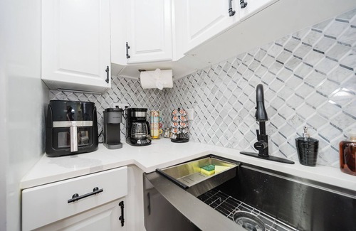 Ashmont House | Stylish 4 Bedroom Townhouse in Boston, Walkable to Train, Quiet & Safe Area