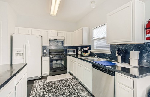 Barker House | Stylish 4 Bedrooms 3 Full Baths