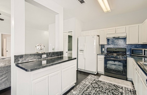 Barker House | Stylish 4 Bedrooms 3 Full Baths