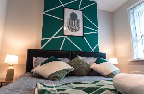 Southampton House | Stylish 4 Bedrooms-Sleeps 8-Long Term Disc-Driveway