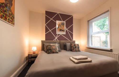 Southampton House | Stylish 4 Bedrooms-Sleeps 8-Long Term Disc-Driveway