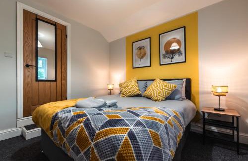 Southampton House | Stylish 4 Bedrooms-Sleeps 8-Long Term Disc-Driveway