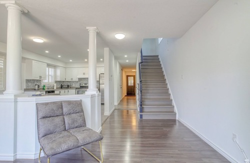 Waterloo House | Stylish 4 Beds House with Ravine Backyard