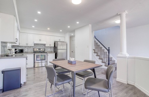 Waterloo House | Stylish 4 Beds House with Ravine Backyard