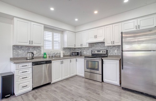 Waterloo House | Stylish 4 Beds House with Ravine Backyard