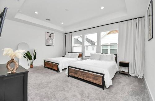 Northside House | Stylish 4 Beds - Min to Downtown With Backyard