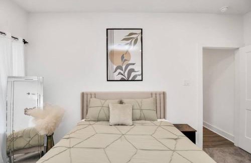 Northside House | Stylish 4 Beds - Min to Downtown With Backyard