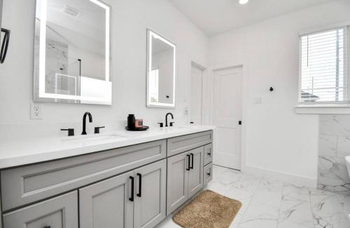Northside House | Stylish 4 Beds - Min to Downtown With Backyard