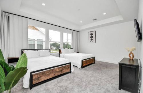 Northside House | Stylish 4 Beds - Min to Downtown With Backyard