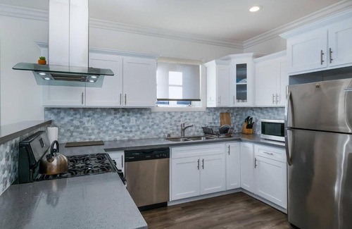 Mid City House | Stylish 4 BR house near Korea Town (Central LA)