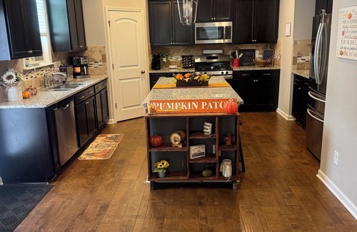 Southeast Raleigh House | Stylish 4 BR Oasis With Pool Close To Downtown Fun