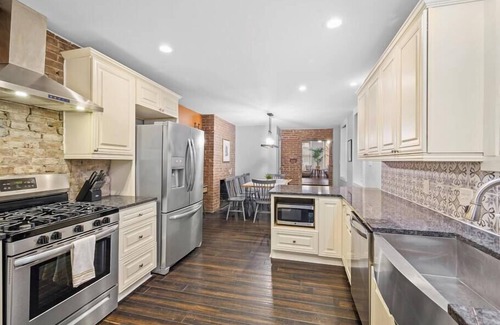 East Allegheny House | Stylish 4Bdr Loft Home, North Shore, City Skyline