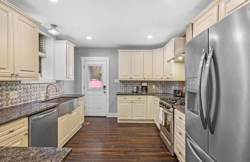 East Allegheny House | Stylish 4Bdr Loft Home, North Shore, City Skyline