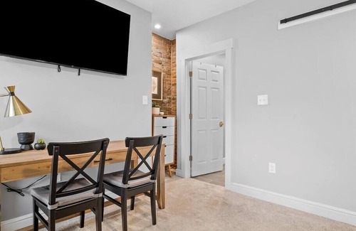 East Allegheny House | Stylish 4Bdr Loft Home, North Shore, City Skyline