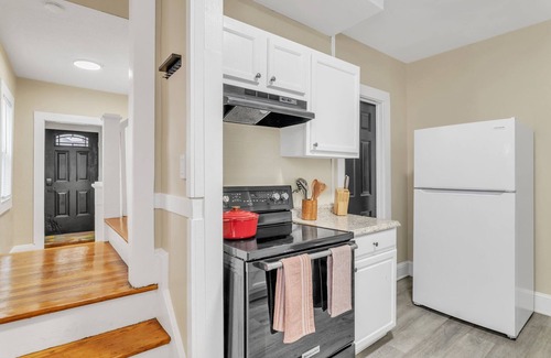 Springfield House | Stylish 4BR 2 Bathroom Home in Forest Park