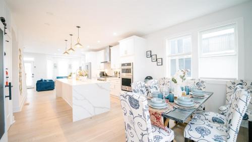 Park View Villa | Stylish 4BR 4BA Rooftop Deck & Private Parking!
