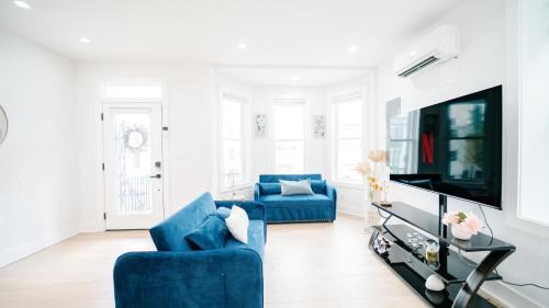 Park View Villa | Stylish 4BR 4BA Rooftop Deck & Private Parking!