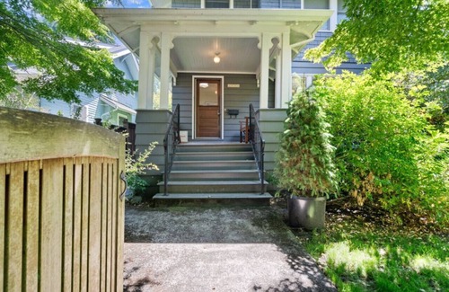 Belmont Apartment | Stylish 4BR Belmont Haven w/Saltwater hot tub!
