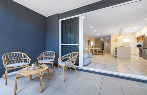 Nudgee House | Stylish 4BR Exec Home near Airport, Sleeps 8