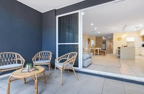 Nudgee House | Stylish 4BR Exec Home near Airport, Sleeps 8
