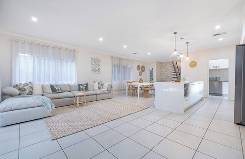 Nudgee House | Stylish 4BR Exec Home near Airport, Sleeps 8
