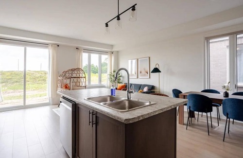 Innisfil House | Stylish 4BR Getaway. Family Friendly. Mins to Hwy