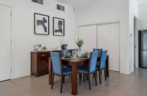 Mount Ommaney House | Stylish 4BR Home w/BBQ & Media Room in Mt Ommaney