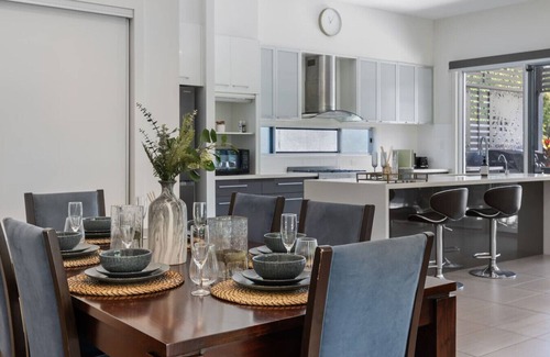 Mount Ommaney House | Stylish 4BR Home w/BBQ & Media Room in Mt Ommaney