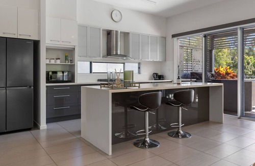 Mount Ommaney House | Stylish 4BR Home w/BBQ & Media Room in Mt Ommaney