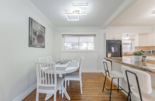 Burlington House | Stylish 4BR Home ~ Comfort ~ Central ~ Burlington