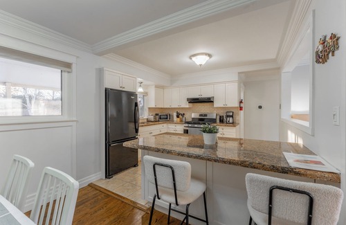 Burlington House | Stylish 4BR Home ~ Comfort ~ Central ~ Burlington